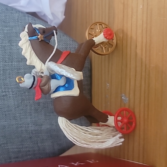 Hallmark 2020 A Pony For Christmas - Picture 5 of 6